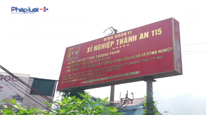 Trạm trộn kh&ocirc;ng ph&eacute;p ngang nhi&ecirc;n lắp đặt biển hiệu.