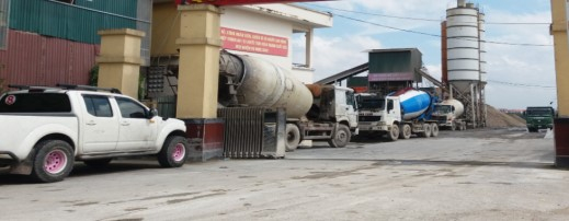 Trạm trộn vẫn tiếp tục hoạt động bất chấp m&ugrave;a mưa b&atilde;o.