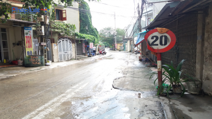 Đường đi v&agrave;o trạm trộn thường xuy&ecirc;n ướt &aacute;t, bụi bặm.