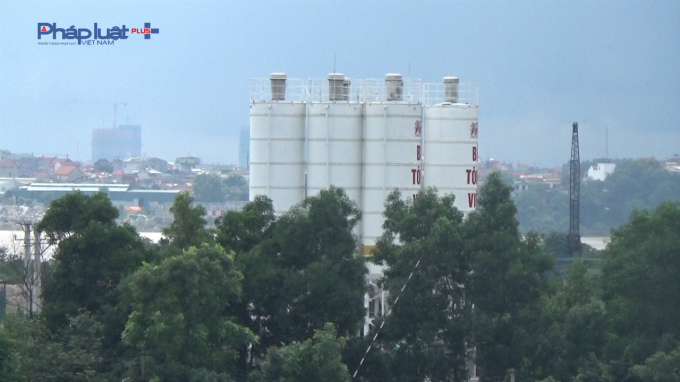 Trạm trộn kh&ocirc;ng ph&eacute;p n&agrave;y vẫn tiếp tục hoạt động bất chấp lệnh cấm.