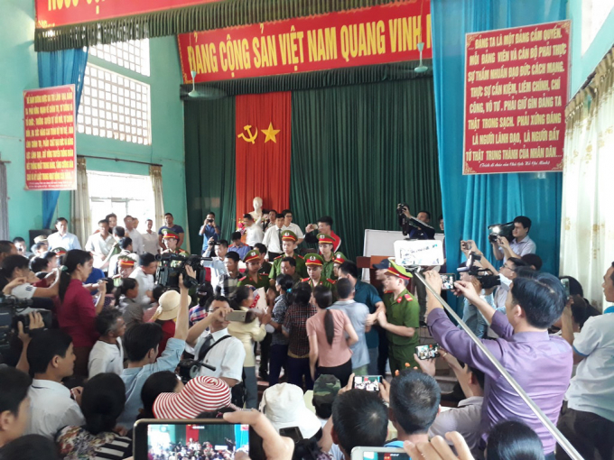 Từ sự cố trong buổi xin lỗi &ocirc;ng H&agrave;n Đức Long (Bắc Giang) đặt ra vấn đề cần phải quy định cụ thể về c&aacute;ch thức xin lỗi người bị kết &aacute;n oan sai.