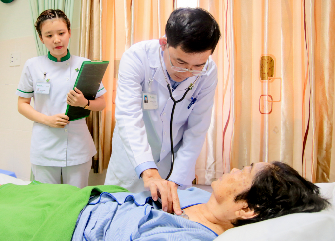 B&aacute;c sĩ thăm kh&aacute;m cho bệnh nh&acirc;n sau khi phẫu thuật.