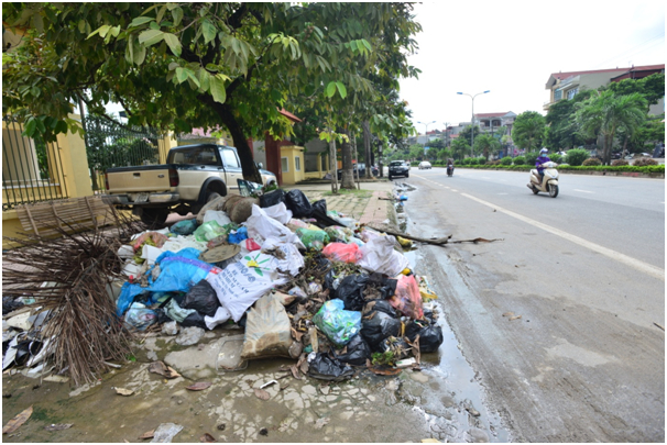 Gần hai th&aacute;ng nay, cả Thị x&atilde; Sơn T&acirc;y ngập trong những đống r&aacute;c thải sinh hoạt kh&ocirc;ng được thu dọn bốc m&ugrave;i h&ocirc;i thối, ảnh hướng đến m&ocirc;i trường.