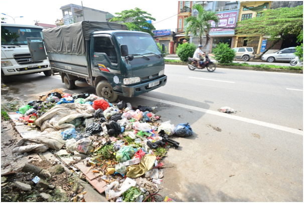 Anh Hải (người d&acirc;n sống ở khu vực n&agrave;y) cho biết: &ldquo;Những b&atilde;i r&aacute;c như thế n&agrave;y tồn tại ở đ&acirc;y gần 2&nbsp; th&aacute;ng, v&igrave; r&aacute;c thải chất đống qu&aacute; l&acirc;u kh&ocirc;ng được thu dọn n&ecirc;n đ&atilde; xuất hiện nhiều ruồi bọ bu k&iacute;n, d&ograve;i b&ograve; l&uacute;c nh&uacute;c&rdquo;.
