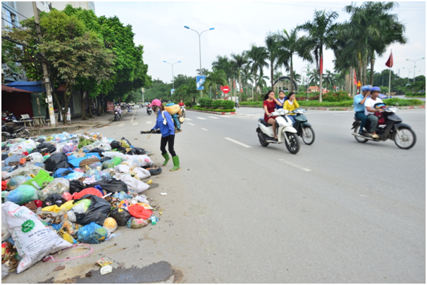 Được biết to&agrave;n bộ việc thu gom r&aacute;c thải tại thị x&atilde; do c&ocirc;ng ty cổ phần M&ocirc;i trường v&agrave; c&ocirc;ng tr&igrave;nh đ&ocirc; thị Sơn T&acirc;y&nbsp;đảm nhiệm. Suốt 2 th&aacute;ng qua, c&aacute;c c&ocirc;ng nh&acirc;n phải t&igrave;m biện ph&aacute;p khắc phục tạm thời, mỗi ng&agrave;y 2 lần s&aacute;ng chiều c&aacute;c c&ocirc;ng nh&acirc;n đi phun thuốc tại c&aacute;c b&atilde;i r&aacute;c để khử m&ugrave;i v&agrave; s&aacute;t tr&ugrave;ng.