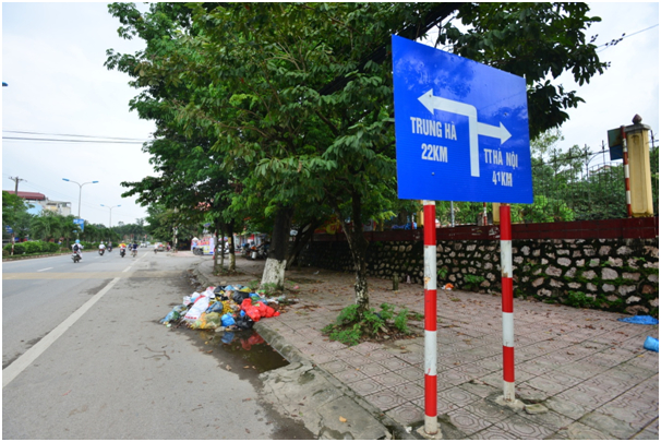 R&aacute;c thải chất th&agrave;nh từng đống g&acirc;y &ocirc; nhiễm m&ocirc;i trường k&eacute;o d&agrave;i nhiều ng&agrave;y nay, ảnh hưởng nghi&ecirc;m trọng đến m&ocirc;i trường, sức khỏe.