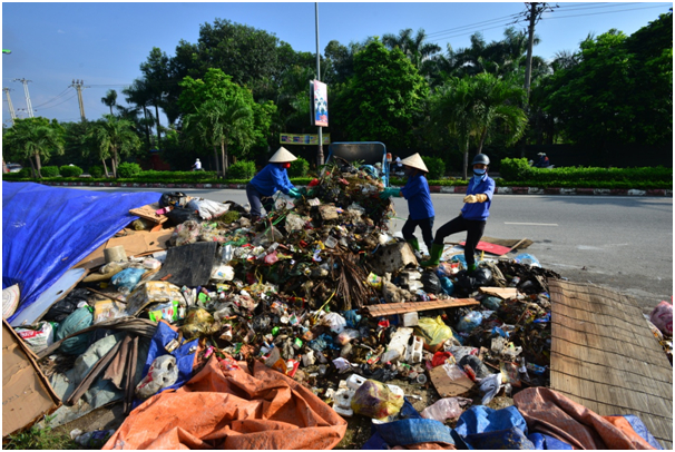 Được biết, UBND thị x&atilde; Sơn T&acirc;y đ&atilde; chỉ đạo mỗi phường, x&atilde; t&igrave;m vị tr&iacute; tập kết r&aacute;c, r&aacute;c ph&aacute;t sinh ở chỗ n&agrave;o th&igrave; để nguy&ecirc;n chỗ đ&oacute; v&agrave; giao cho c&ocirc;ng ty xử l&yacute; tạm thời trong khi t&igrave;m điểm tập kết r&aacute;c tập trung.