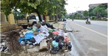 Cận cảnh những “núi rác” bủa vây trên nhiều tuyến phố Thị xã Sơn Tây