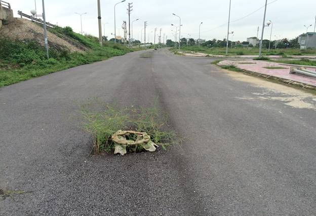 Người d&acirc;n về đ&acirc;y sinh sống lại tỏ ra rất bức x&uacute;c về việc ho&agrave;n thiện hạ tầng của chủ đầu tư theo kiểu &ldquo;ngẫu hứng&rdquo;.