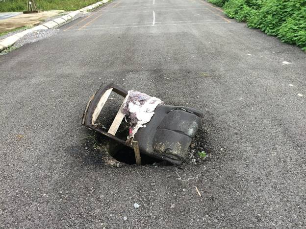 Người d&acirc;n sinh sống tr&ecirc;n mặt bằng MBQH 6275 đ&atilde; phải d&ugrave;ng mọi thứ để che đậy c&aacute;c nắp hố ga v&agrave; cảnh b&aacute;o cho mọi người biết.