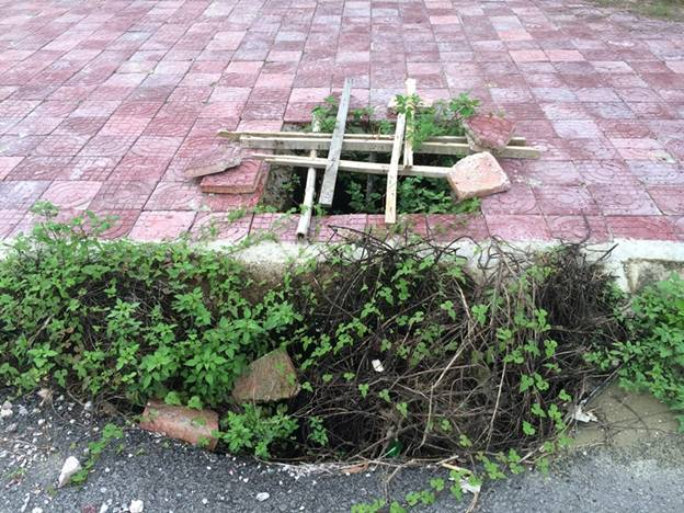 Vỉa h&egrave; đ&atilde; l&aacute;t xong nhưng vẫn chưa c&oacute; nắp hố ga