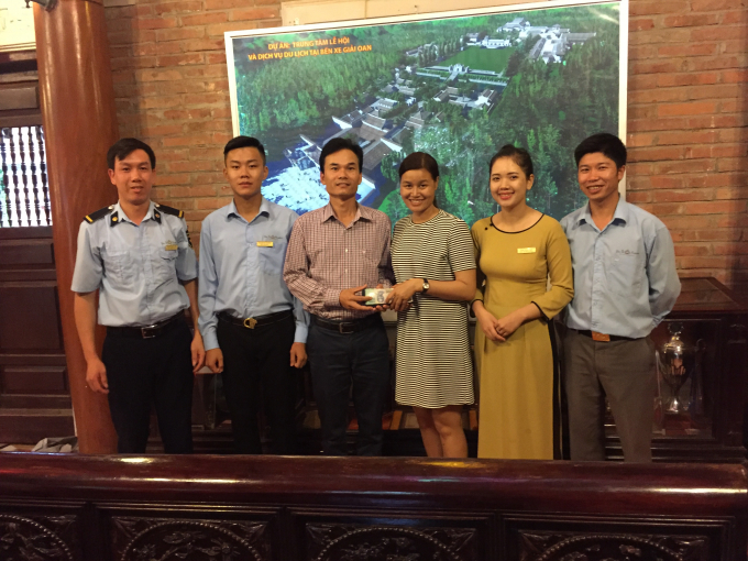 L&atilde;nh đạo C&ocirc;ng ty T&ugrave;ng L&acirc;m c&ugrave;ng C&ocirc;ng ty T&ugrave;ng L&acirc;m trao lại số tiền cho du kh&aacute;ch.