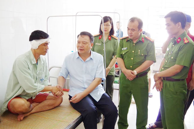 Đại t&aacute; Nguyễn Văn Trung, Gi&aacute;m đốc C&ocirc;ng an tỉnh H&agrave; Nam thăm, tặng qu&agrave; đồng ch&iacute; Nguyễn Anh T&uacute;.