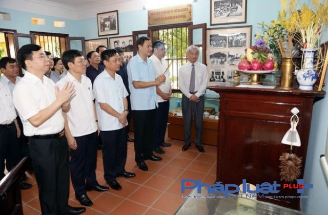 Đo&agrave;n l&atilde;nh đạo Tỉnh ủy, HĐND, UBND tỉnh Vĩnh Ph&uacute;c (Ảnh: Đ&agrave;o Tấn)