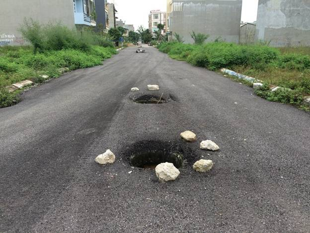 H&agrave;ng loạt hố ga nằm dải r&aacute;c tr&ecirc;n c&aacute;c tuyến đường của MBQH 6275 kh&ocirc;ng c&oacute; nắp.