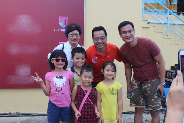 Giữ vai tr&ograve; l&agrave; chủ tịch CLB V-Stars, &ldquo;&ocirc;ng tr&ugrave;m Phan Qu&acirc;n&rdquo; - NSND Ho&agrave;ng Dũng đ&atilde; c&oacute; những chia sẻ về đội b&oacute;ng đặc biệt như sau: &ldquo;CLB b&oacute;ng đ&aacute; V-Stars được th&agrave;nh lập với ti&ecirc;u ch&iacute; mang h&igrave;nh ảnh của những th&agrave;nh vi&ecirc;n trong CLB để l&agrave;m c&ocirc;ng việc từ thiện &yacute; nghĩa, gi&uacute;p đỡ những mảnh đời khổ hạnh. Trước hết l&agrave; những nghệ sĩ, những vận động vi&ecirc;n thể thao c&oacute; ho&agrave;n cảnh kh&oacute; khăn, nh&acirc;n rộng ra l&agrave; c&aacute;c ho&agrave;n cảnh trong to&agrave;n x&atilde; hội&rdquo;.