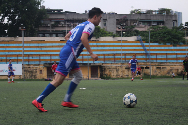 Cũng giữ một vị tr&iacute; quan trọng kh&ocirc;ng k&eacute;m g&igrave; &ldquo;bố Phan Qu&acirc;n&rdquo; - &ldquo;Phan Hải&rdquo; con trai &ldquo;&ocirc;ng tr&ugrave;m&rdquo; l&agrave; Gi&aacute;m đốc điều h&agrave;nh của CLB V-Stars, đồng thời cũng l&agrave; cầu thủ trực tiếp ra s&acirc;n. Đ&aacute; ở vị tr&iacute; hậu vệ c&aacute;nh phải nhưng sở trường lại l&agrave; ở vị tr&iacute; trung vệ, diễn vi&ecirc;n Việt Anh vẫn hăng h&aacute;i v&agrave; c&oacute; những đường chuyền b&oacute;ng rất d&agrave;i.