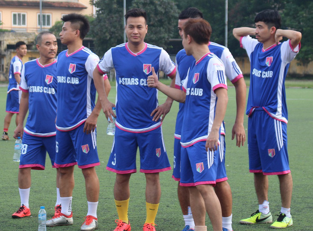 Khải &ldquo;Sở Khanh&rdquo; được tặng danh hiệu vua ph&aacute; lưới khi anh li&ecirc;n tiếp c&oacute; những pha đ&aacute;nh đầu gi&uacute;p đội bạn gỡ những pha nguy hiểm. B&igrave;nh luận vi&ecirc;n gọi anh l&agrave; cầu thủ giỏi d&ugrave;ng đầu hơn d&ugrave;ng ch&acirc;n.