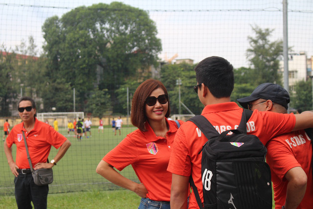 &ldquo;Con g&aacute;i &ocirc;ng tr&ugrave;m Phan Hương&rdquo; cũng c&oacute; mặt để cổ vũ cho c&aacute;c đồng nghiệp cũng ch&iacute;nh l&agrave; những cầu thủ đặc biệt.