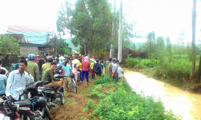 Hiện tại lực lượng chức năng v&agrave; người d&acirc;n đang khẩn trương t&igrave;m kiếm nạn nh&acirc;n.