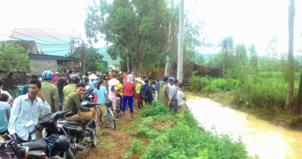 Dì bị lũ cuốn trôi khi chở cháu đến trường