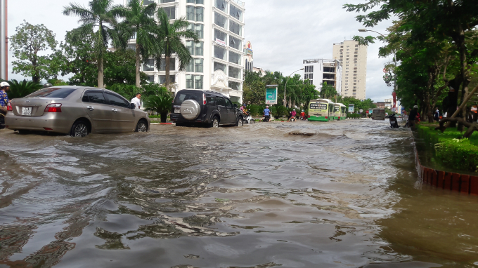 Trờ ngừng mưa, nước đ&atilde; r&uacute;t dần nhưng c&aacute;c phương tiện tham gia giao th&ocirc;ng vẫn rất kh&oacute; khăn.