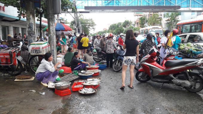 Tiểu thương chợ Hưng Dũng phải tr&agrave;n ra mặt đường để bu&ocirc;n b&aacute;n sau khi chợ bị