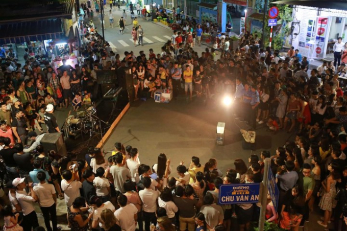 Phố đi bộ Huế thu h&uacute;t du kh&aacute;ch trong những ng&agrave;y đầu khai trương. (Ảnh: Nhật Minh)