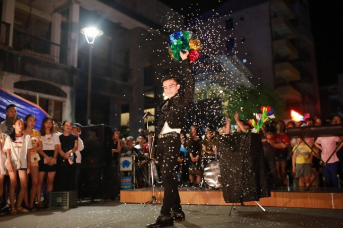 Một tiết mục biễu diễn ảo thuật đặc sắc. (Ảnh: Nhật Minh)