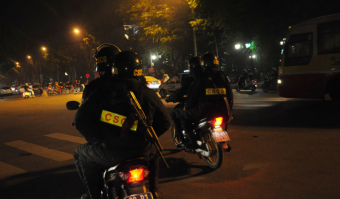 C&ocirc;ng an H&agrave; Nội ra qu&acirc;n tổng kiểm tra h&agrave;nh ch&iacute;nh ban đ&ecirc;m