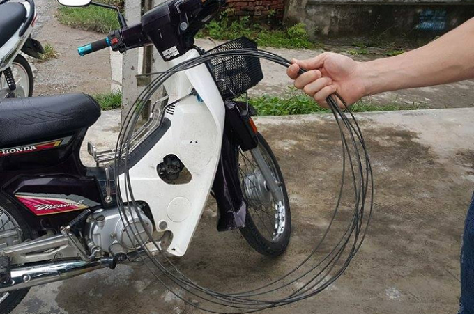 Đoạn d&acirc;y điện rơi tr&uacute;ng người d&acirc;n được th&aacute;o dỡ ngay sau đ&oacute;.