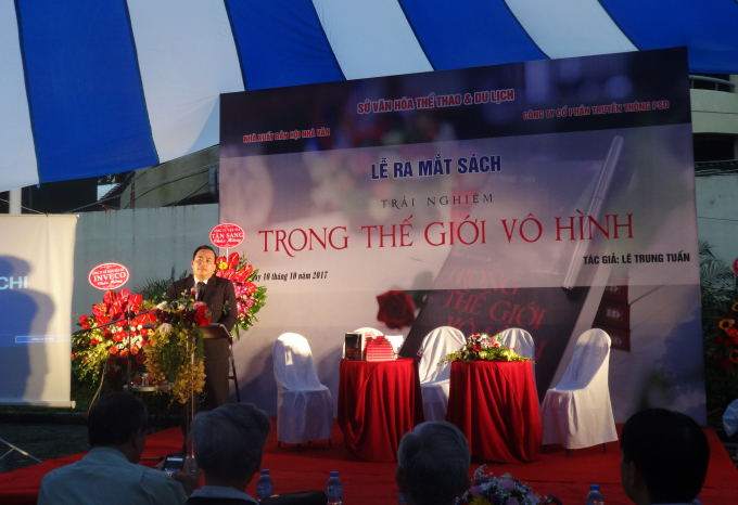 T&aacute;c giả L&ecirc; Trung Tuấn ph&aacute;t biểu tại buổi ra mắt s&aacute;ch.&nbsp;Ảnh: Ngọc Nga