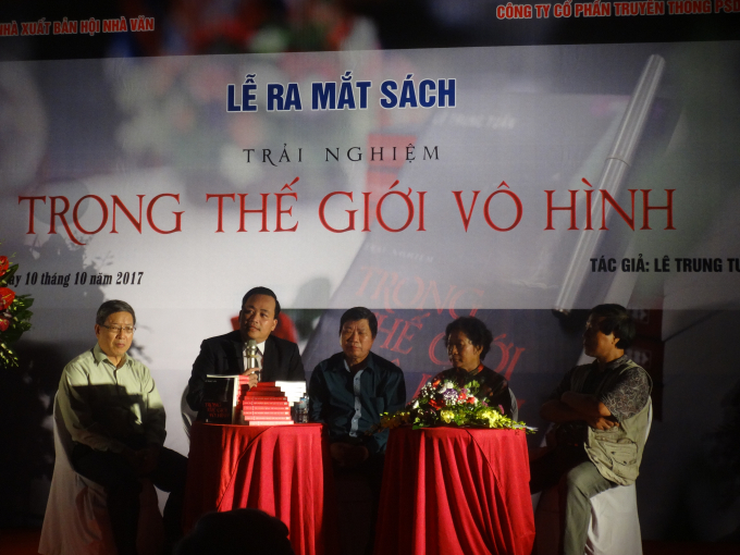 T&aacute;c giả L&ecirc; Trung Tuấn v&agrave; c&aacute;c nh&agrave; nghi&ecirc;n cứu giao lưu với độc giả tại buổi ra mắt s&aacute;ch. Ảnh: Ngọc Nga