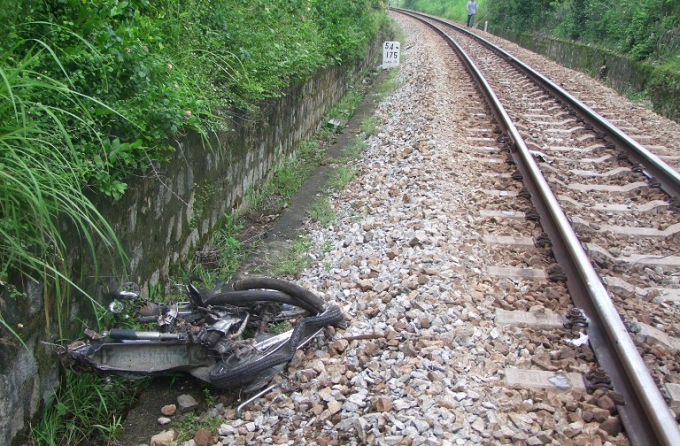 Chiếc xe m&aacute;y bị k&eacute;o l&ecirc; cả chục m&eacute;t sau vụ tai nạn.&nbsp;Ảnh: CAĐP.