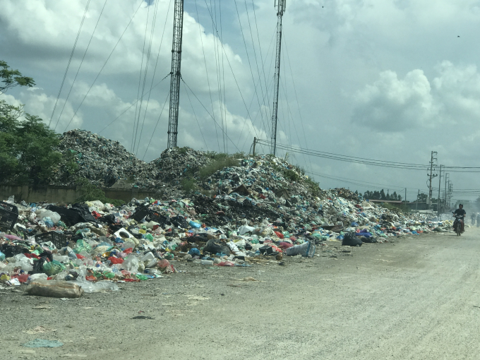 H&agrave;ng tấn r&aacute;c thải đổ tr&agrave;n lan ra l&ograve;ng, lề đường tại th&ocirc;n Trần X&aacute;.