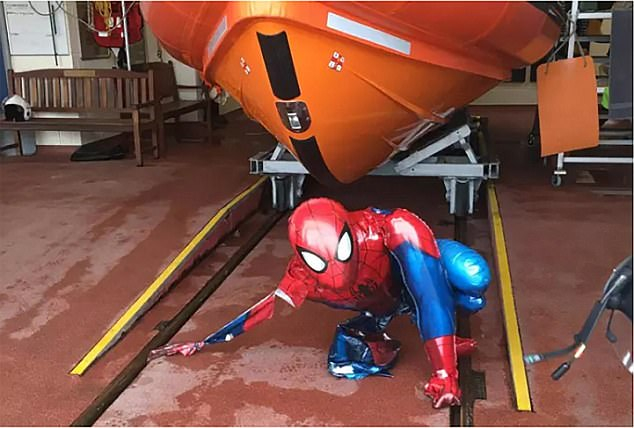 Một quả b&oacute;ng bay h&igrave;nh Người Nhện đ&atilde; dẫn tới một cuộc giải cứu huy động cả xuồng m&aacute;y v&agrave; trực thăng, sau khi người d&acirc;n v&ocirc; t&igrave;nh nhầm lẫn quả b&oacute;ng bay rơi xuống biển l&agrave; một vận động vi&ecirc;n nhảy d&ugrave; gặp nạn.