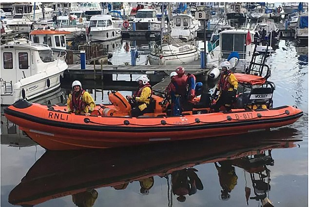 Mặc d&ugrave; vậy, nh&acirc;n vi&ecirc;n cứu hộ vẫn chạy xuồng ra vớt quả b&oacute;ng bay Người Nhện để tr&aacute;nh những cuộc gọi cứu hộ nhầm lẫn tiếp theo.