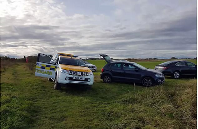 Nh&acirc;n vi&ecirc;n cứu hộ, hai xuồng cứu hộ v&agrave; một trực thăng đ&atilde; được cử tới hiện trường vụ việc v&agrave;o chiều Chủ Nhật vừa qua khi c&oacute; cuộc gọi từ người d&acirc;n. Kết quả của cuộc cứu hộ l&agrave;&hellip; b&oacute;ng bay Người Nhện đ&atilde; được &ldquo;giải cứu&rdquo;.