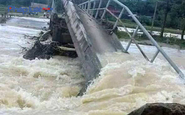 Một c&acirc;y cầu d&acirc;n sinh tại x&atilde; Xu&acirc;n Cẩm, huyện Thường Xu&acirc;n bị nước cuốn sập. (Ảnh: Anh Thắng)