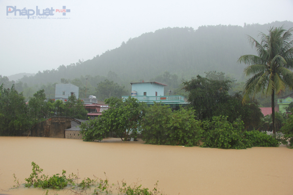 Nước ngập nhiều căn nh&agrave; ven quốc lộ 217 đoạn qua x&atilde; H&agrave; Đ&ocirc;ng, huyện H&agrave; Trung, Thanh H&oacute;a. (Ảnh: Anh Thắng)