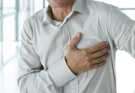 Tuy &iacute;t gặp nhưng nam giới ho&agrave;n to&agrave;n c&oacute; khả năng bị ung thư v&uacute;. Ảnh: internet