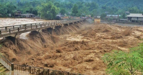 Yên Bái: Sập cầu Thia, ít nhất 4 người bị lũ cuốn khi đang di chuyển trên cầu