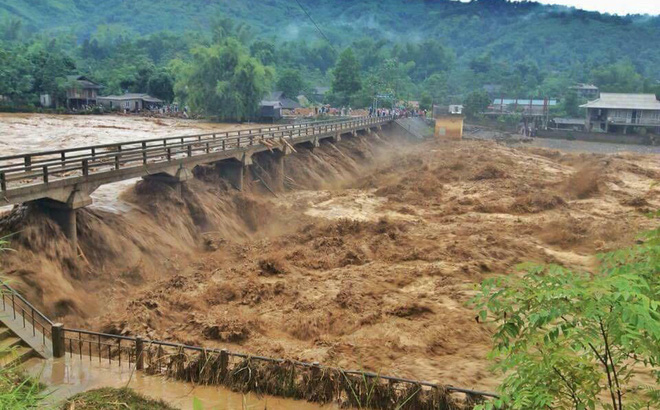 D&ograve;ng lũ như muốn nuốt chửng thị trấn Nghĩa Lộ.