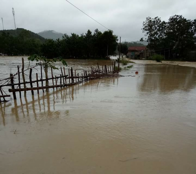 Lũ lớn&nbsp;&nbsp;khiến hoạt động giao th&ocirc;ng của người d&acirc;n rất kh&oacute; khăn.