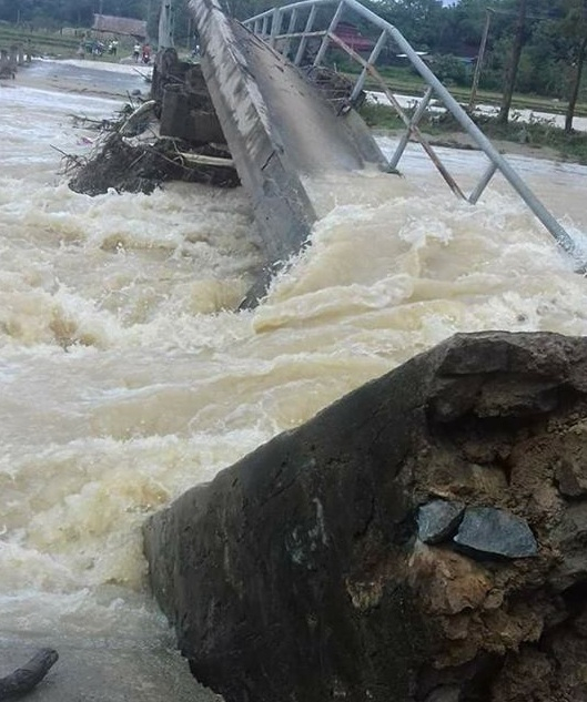 Một c&acirc;y cầu tại x&atilde; Vạn Xu&acirc;n, Thường Xu&acirc;n bị g&atilde;y do mưa lũ.
