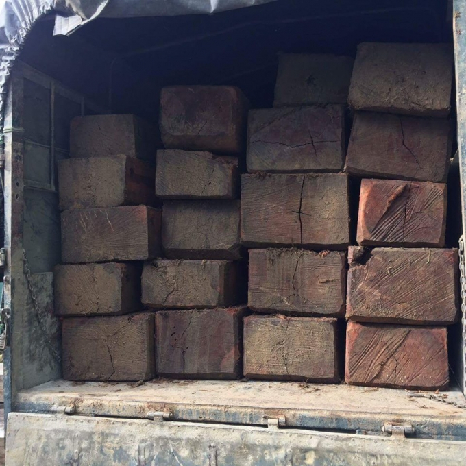 Một chiếc xe tải chở 20 hộp gỗ &ldquo;lậu&rdquo; bị lực lượng CSGT tỉnh TT Huế ph&aacute;t hiện trước đ&oacute;.