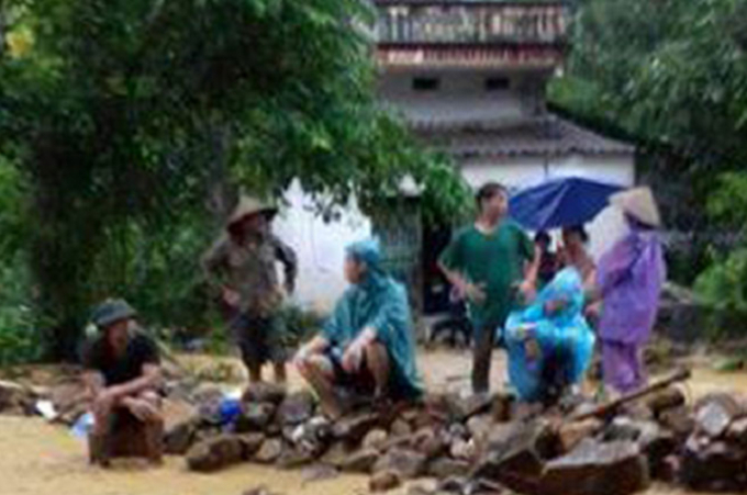 Người d&acirc;n tại huyện Kim B&ocirc;i, H&oacute;a B&igrave;nh chống chọi với lũ.