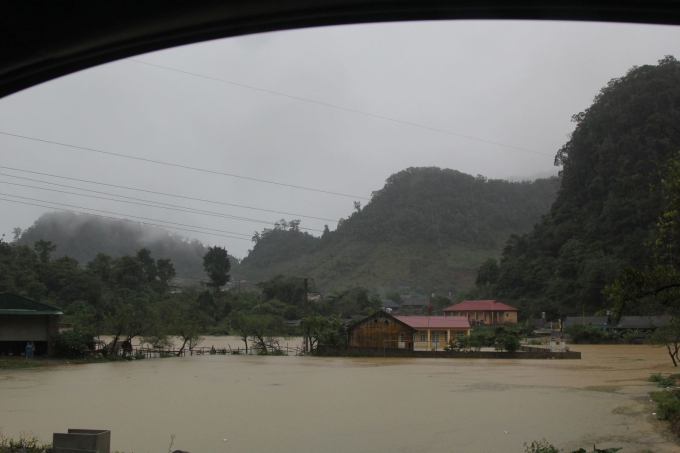 Nhiều trường học nh&agrave; cửa người d&acirc;n bị ngập tr&agrave;n trong nước ở huyện Mộc Ch&acirc;u.