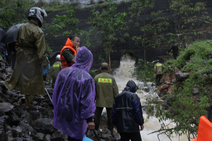 Lực lượng chức năng v&agrave; C&ocirc;ng an huyện V&acirc;n Hồ đang t&igrave;m kiếm hai người bị lũ cuốn tr&ocirc;i tại Km 152 QL6.