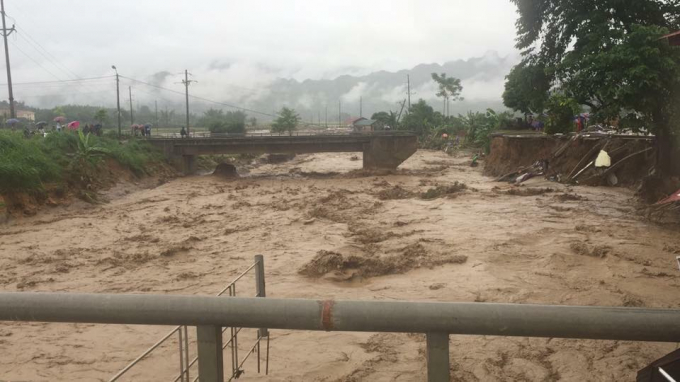 Tại bản Dạng Phổng, x&atilde; Ngọc Chiến, huyện Mường La mưa lũ đ&atilde; cuốn tr&ocirc;i 1 nh&agrave; v&agrave; l&agrave;m 1 người chết